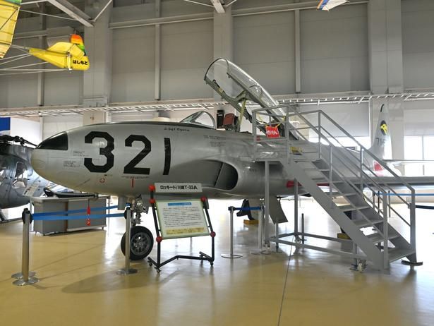 「T-33A」は戦闘機のパイロット養成に使われたジェット練習機。2000年まで航空自衛隊で使用