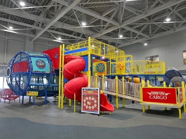 子ども広場「ぶ～んぶんワールド」にある国内最大級の飛行機型遊具