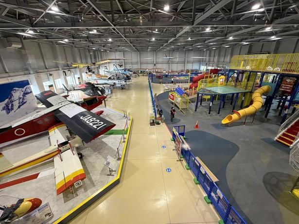 2階から見える1階の実機展示場。館外にも2機の展示がある