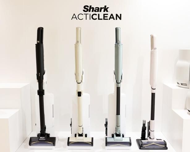 フルモデルチェンジした「Shark」の軽量フラッグシップモデル「Shark ActiClean(シャーク アクティクリーン)」(自動ゴミ収集ドックあり9万9000円、ドックなし7万5900円※市場想定価格)※2026年9月7日発売予定※画像は製品発表会時のもの