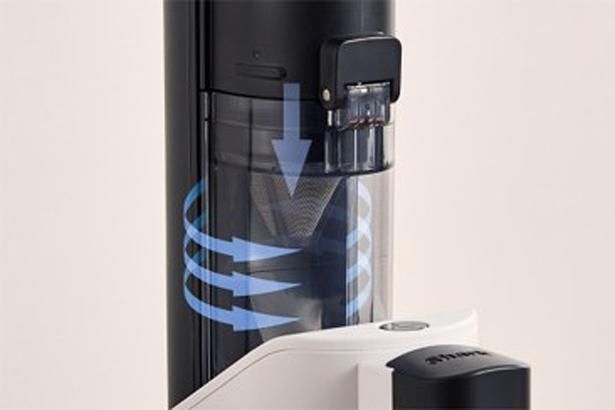 新たにフィルターケア機能を搭載した“自動ゴミ収集ドック”。自動でゴミを収集した後は本体のモーターが逆回転し、フィルターに付いたホコリも排出してくれる