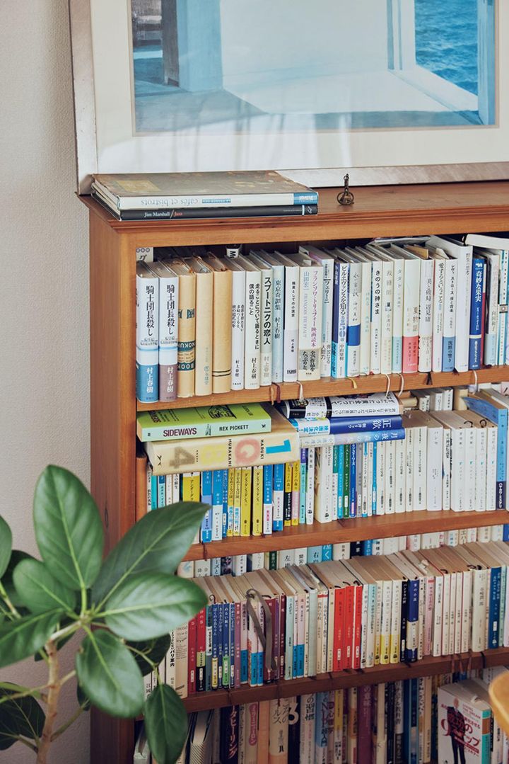大切な本ばかりを収めた本棚は、暮らしの中心のダイニングテーブルの脇に。「実用書などは編集作業を行うデスク脇に置いています