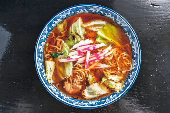 胡椒や酢、七味唐辛子など、好みで調味料を加えよう