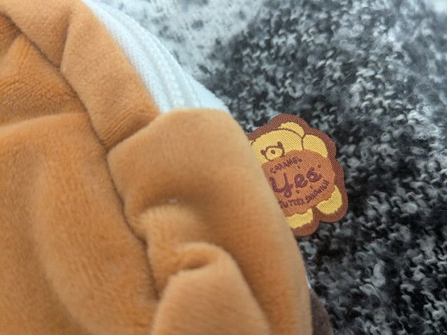ポーチに付いたブランドタグのディテール写真
