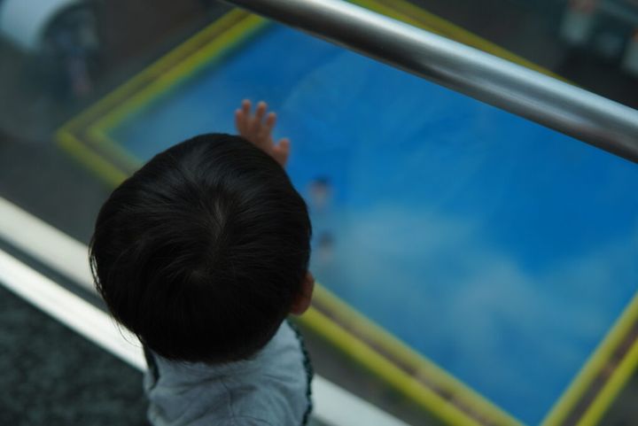 あべのハルカスの展望台から、屋外空間を覗くあかちゃん