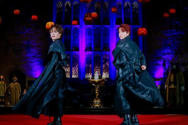 杖を駆使したスペシャルパフォーマンスを披露する、Travis Japanの吉澤閑也さん(右)と松倉海斗さん(左)