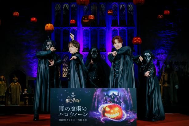 デスイーターたちを引き連れ、ステージに登壇するTravis Japanの吉澤閑也さん(右)、松倉海斗さん(左)