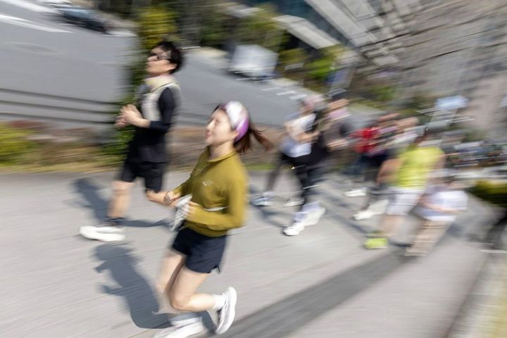 「街と自然の“間”を楽しむ」「走る場所も、楽しみ方も、ひとつじゃない」をテーマに、自走式チャレンジとグループラン「SALOMON GRAVEL SESSION」を各地で展開している。「Gravel Festival.」は、全国に広がったこの新しい走り方を東京に一日だけ集約するイベントとなっている。