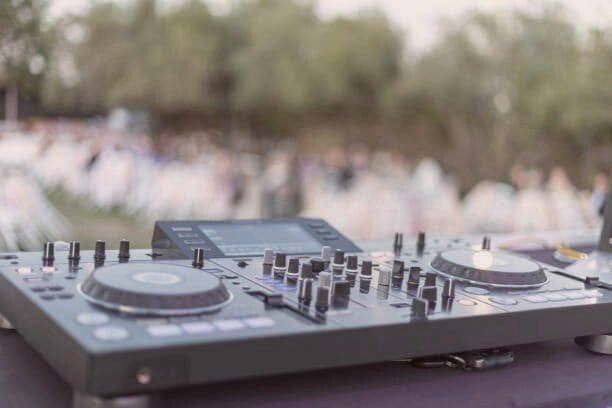 会場では、日中のDJプレイから夕暮れのアフターセレブレーションへとつながる音楽コンテンツを展開。さらにピックルボール、モンスタージャングル、バスケットボールなど、ランニングイベントに参加しない家族も楽しめる多彩なアクティビティが用意されている。