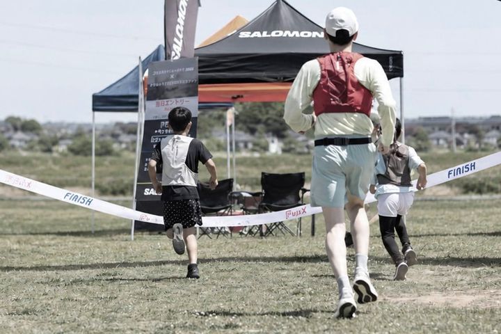 一方、「Gravel Family Run」は、小学生とその保護者の親子2名1組で参加するランニングイベント。約2.0kmの「ARIAKE WANGANコース」を親子そろって走り、フィニッシュを目指す。