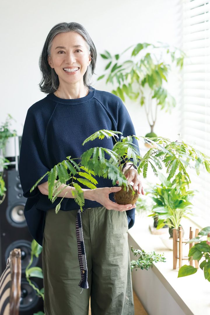 50代で苔玉と出合い、いまでは苔玉講師としても活動する原さん。散歩を終えると、家中の苔をチェックし、水に浸してたっぷり吸水させます。「毎日表情が違うんですよ」。苔玉を置く器は、蚤の市などで見つけたお気に入りのものばかり。朝型になったいまでは、苔玉を愛でる時間もゆったりと。