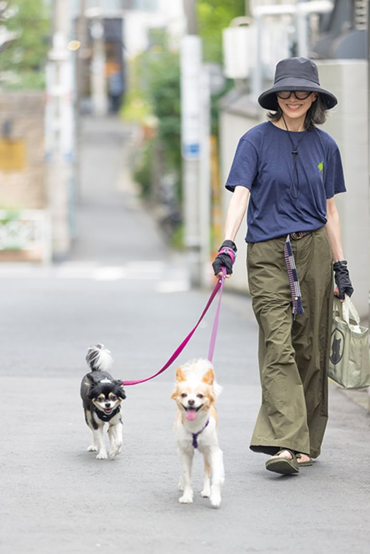 愛嬌たっぷりの2匹。「散歩中は仲よく並んで歩くんですよ」と原さん。息ぴったりに歩く姿が、なんともほほえましい兄妹です。