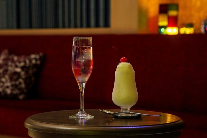 ステンドグラスカクテル 900円(税込)、ミルクセーキ 800円(税込)