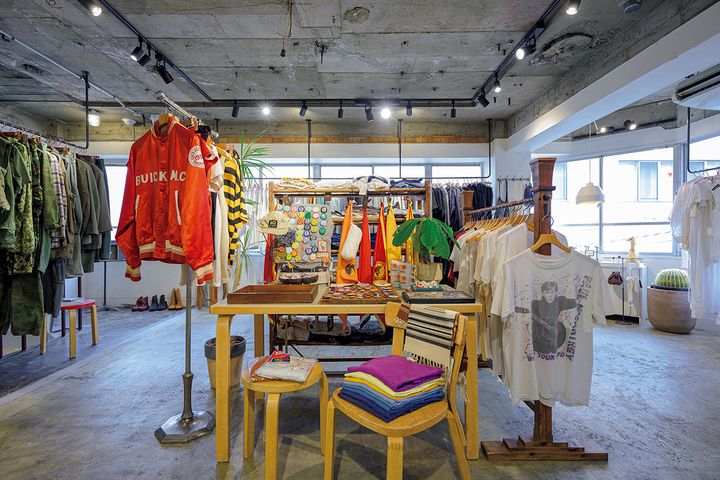 MAIDENS SHOP JIMBOCHOの店内
