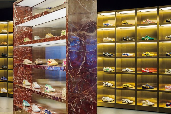 Onitsuka Tiger Shinjukuの店内