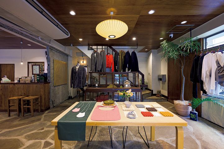 MAIDENS SHOP JIMBOCHOの店内