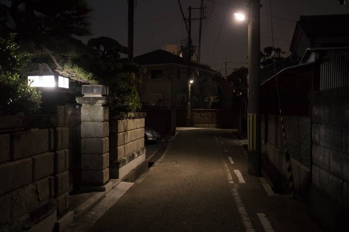 街灯に照らされた、夜の静かな住宅街