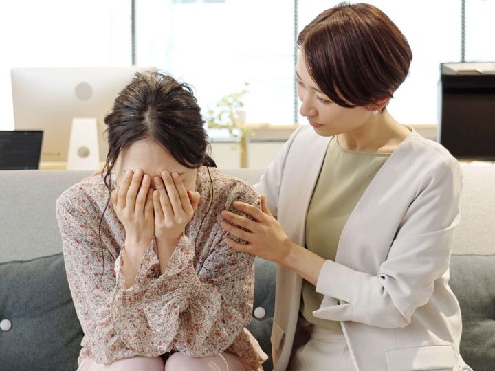 【公認心理師が回答】うつの状態にある人を励まそうと、「頑張ってね」「早く元気になってね」と声を掛けていませんか？ よかれと思った一言が、逆効果になってしまうことがあります。注意すべき禁句を知っておきましょう。（※画像：Shutterstock.com）