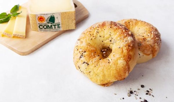 コンテチーズ生産者協会×BAGEL ＆ BAGEL！「コンテチーズベーグル」を期間限定で販売