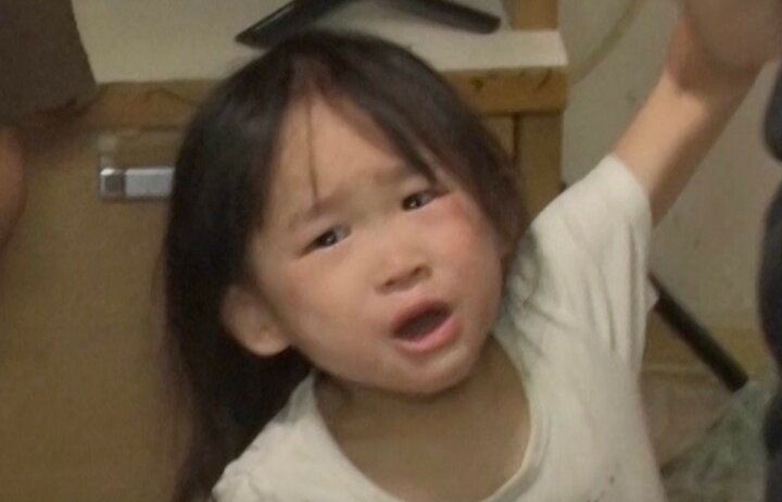 【写真・画像】“1男8女のシンママ大家族”おしめ姿で駄々をこねる6女（4歳）に、父親代わりの長女（15歳）が愛の鞭 1枚目