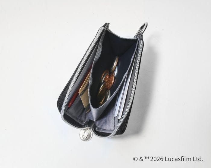 内装は小銭入れ、カード入れ４つ、お札が入るフリースペースを備えたシンプルな設計