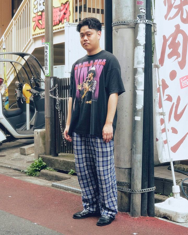 【20代スナップ＠明大前】Tシャツ×チェックパンツ＝ラフ、という方程式