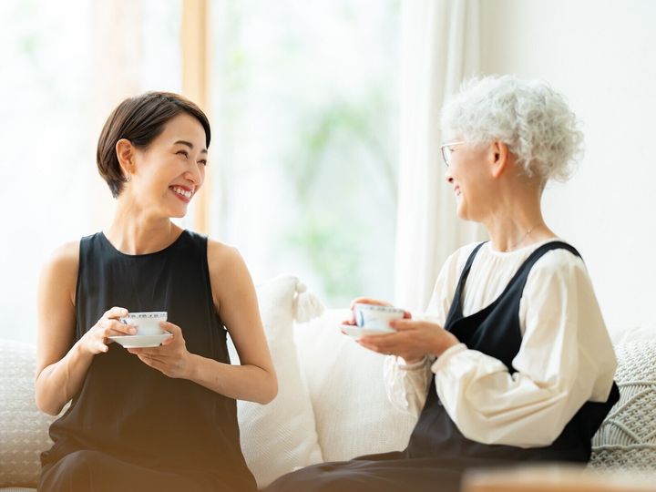 更年期の不調に苦しんでいた52歳女性。彼女を救ったのは、70代義母の教えだった。50歳を越え、「自分に柔軟性がなくなりつつある」と感じた義母は、ある習慣を始めたのだという。その姿に触発され、女性の心にも少しずつ変化が生まれていく。※画像：PIXTA