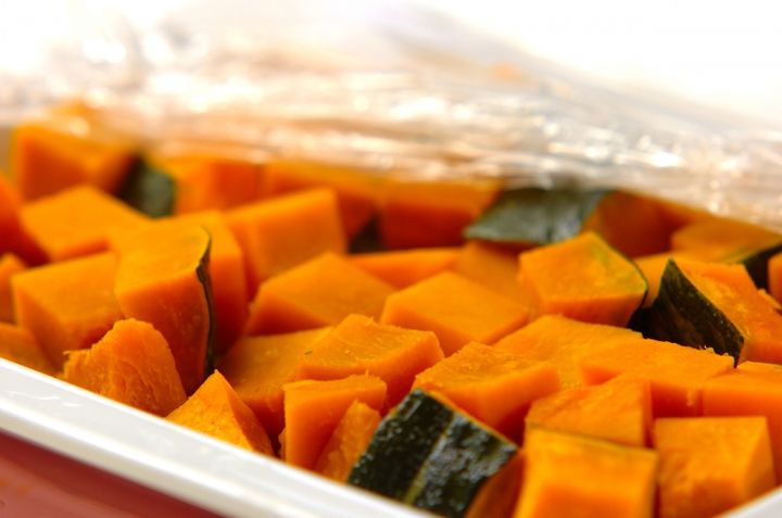カボチャとソーセージのトマトチーズ焼きの下準備1