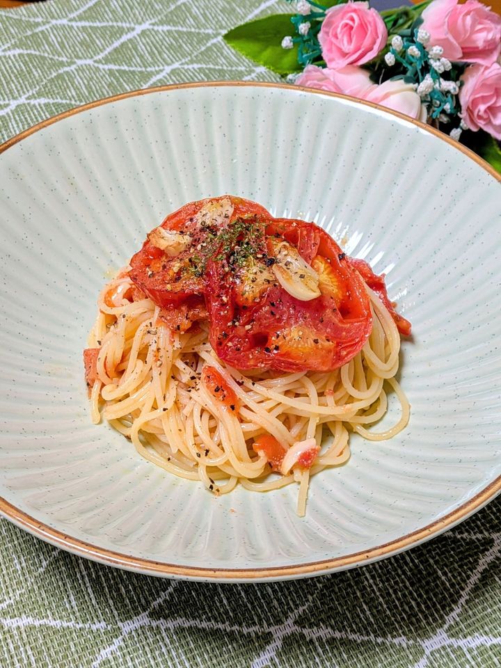 トマトの旨味を最大限引き出した【トマトとにんにくのシンプル冷製スパゲッティ】