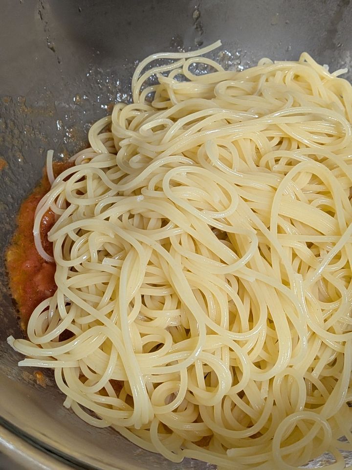 5. スパゲッティをゆでる。鍋に○を入れ、袋の表示どおりの時間ゆでて、流水で冷やす。よく水気を切り、手順4に合わせる。