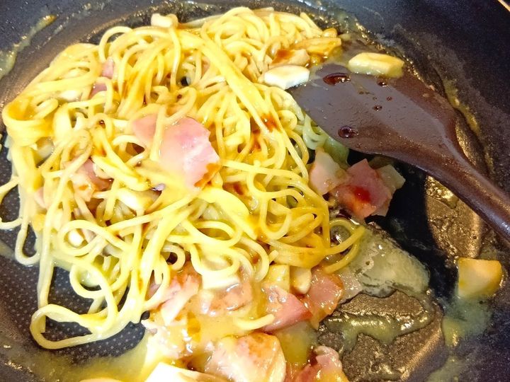 作り置き冷凍パスタ×粉末コーンスープで！もちもちベーコンきのこパスタ