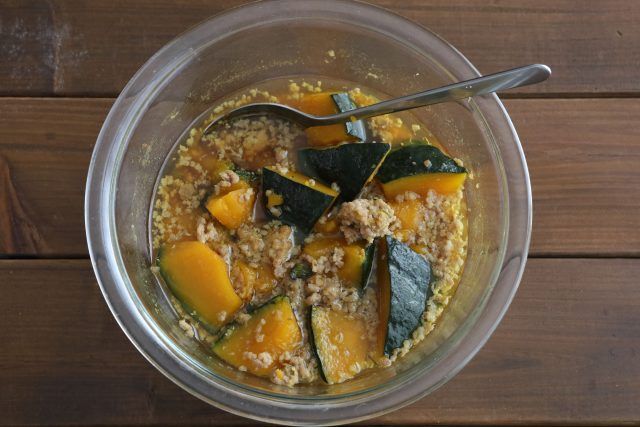 加熱したかぼちゃと豚ひき肉を混ぜる様子
