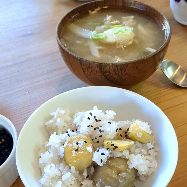 ひと振りでみそ汁がよりおいしく！粉末万能だし