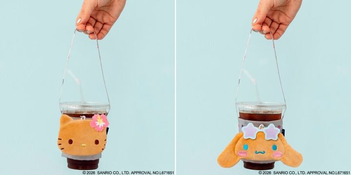 ハローキティとシナモロールの顔型カップスリーブチャームを手に持っている