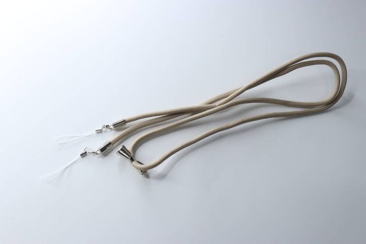 ベージュ色の細紐ショルダーマルチストラップ全体