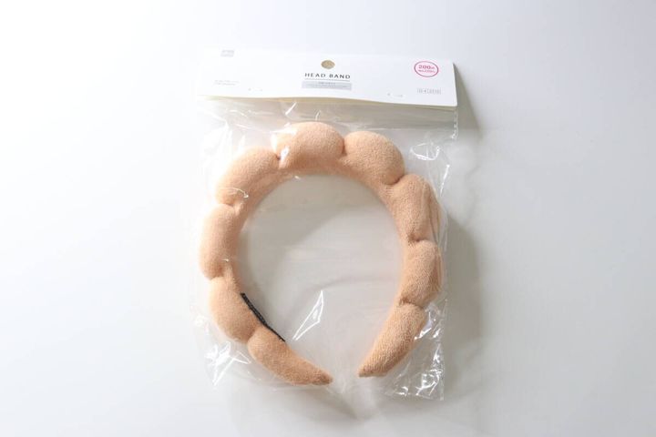 透明な袋に入ったベージュのもこもこカチューシャ