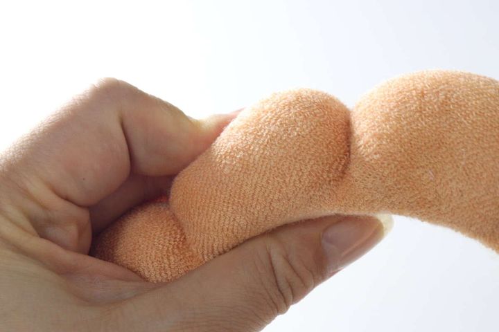 手でカチューシャを握り、もちもちとした質感を確認している様子