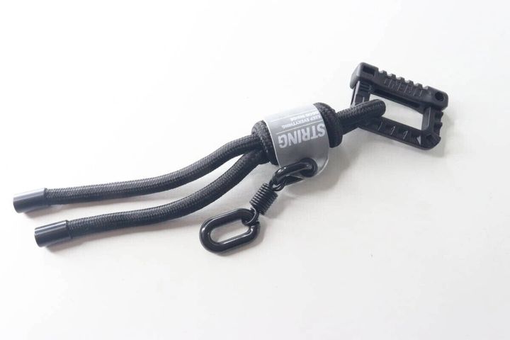 黒いストラップキーホルダー（カラビナ付）が白い背景に置かれている