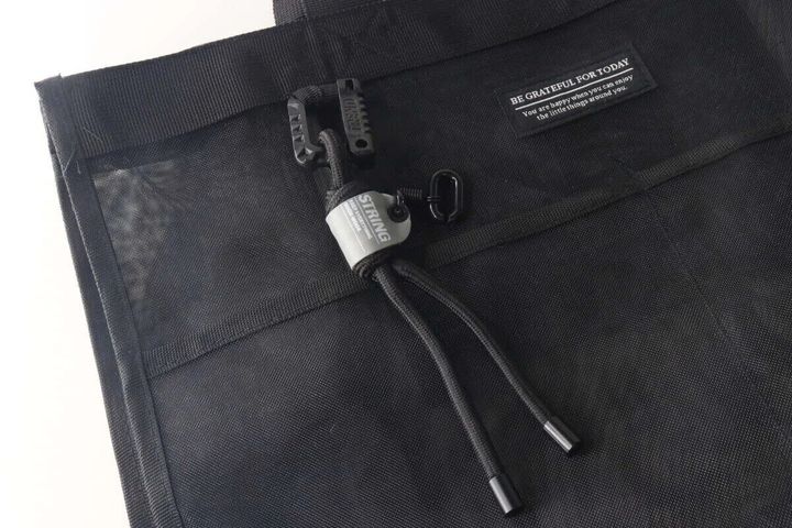黒いバッグに黒いストラップキーホルダー（カラビナ付）が取り付けられている様子