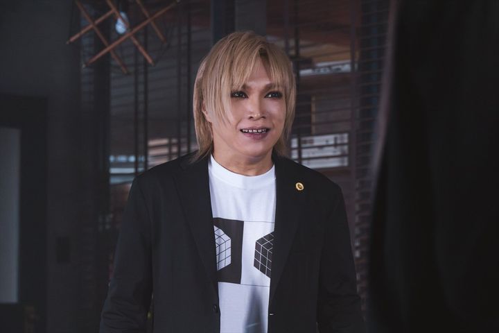 ドラマ『ブラックトリック～裁きを操る弁護人～』鬼龍院翔の場面カット （C）フジテレビ width=