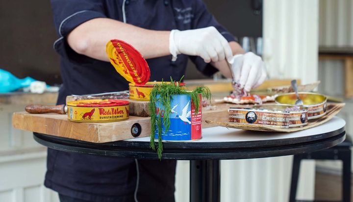 ウルヴウー ホテルで解禁日に提供された伝統的なシュールストレミング料理