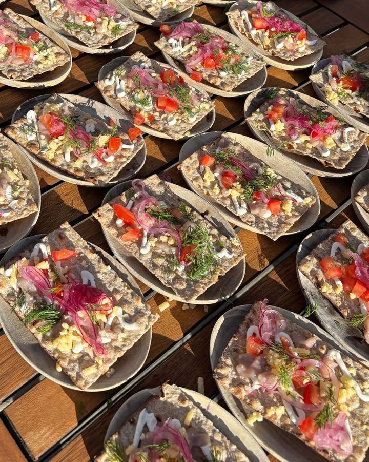 モダンタパススタイルで提供されるシュールストレミング料理