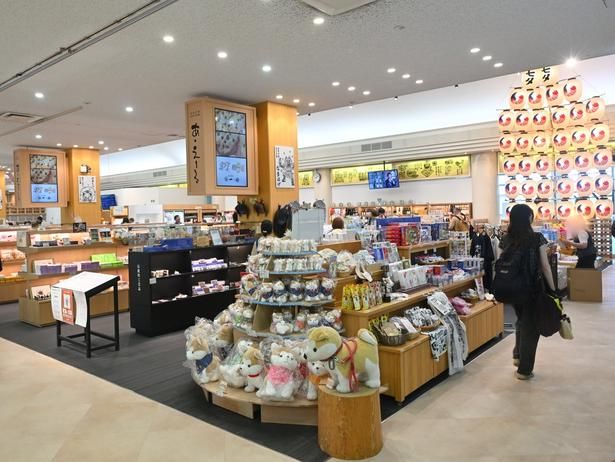 「秋田空港おみやげ広場 あ・えーる」の奥には「秋田竿燈まつり」の竿燈も展示
