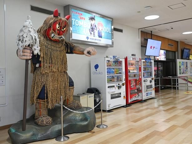 到着ロビーにある「男鹿のナマハゲ」は、秋田空港は「赤」