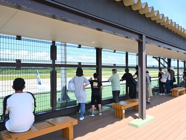 展望デッキには屋根とベンチも設置されている