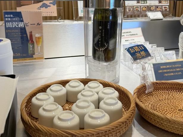 秋田県の地酒試飲コーナー。地ビールなども有料で販売する