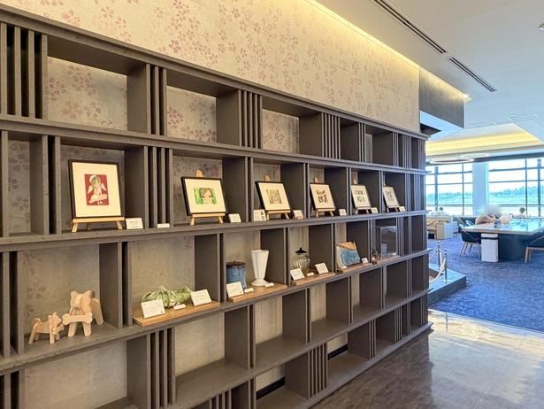 ラウンジ内に、秋田県で活動するアーティストらの作品も展示している