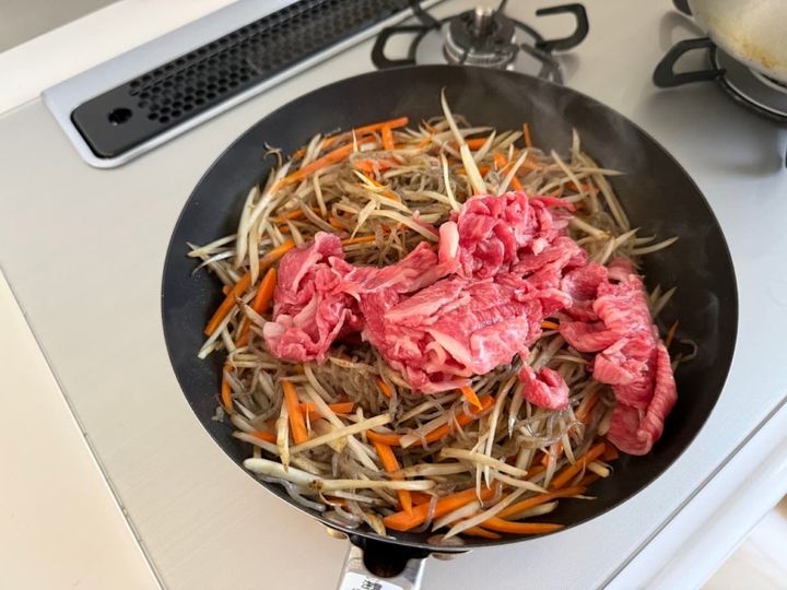 牛肉を入れて炒めていく