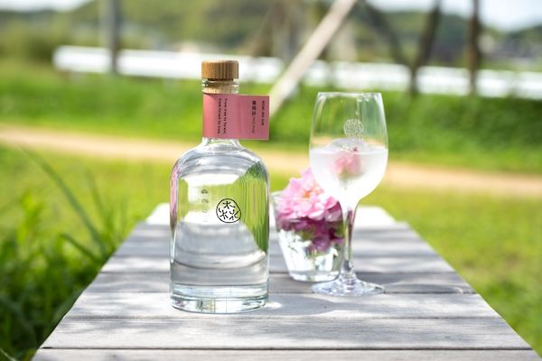 ぶどうの森からヴィンテージジン「薔薇詩」発売。手摘みのダマスクローズ20輪を凝縮