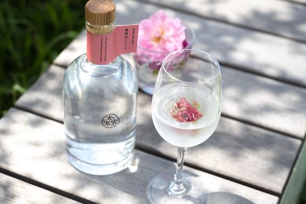 ぶどうの森からヴィンテージジン「薔薇詩」発売。手摘みのダマスクローズ20輪を凝縮